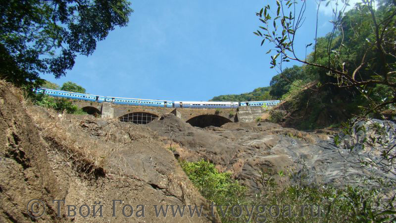Конканская железная дорога и водопад Дудхсагар