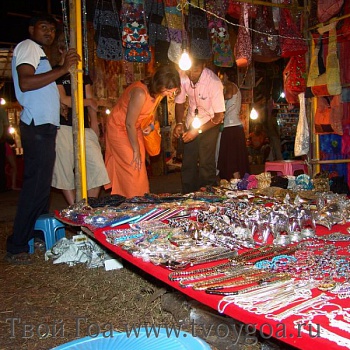 этнические изделия на ночном рынке в Арпоре