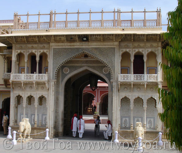 фото Джайпур_входная арка Дворцового комплекса махараджи Джайпура
