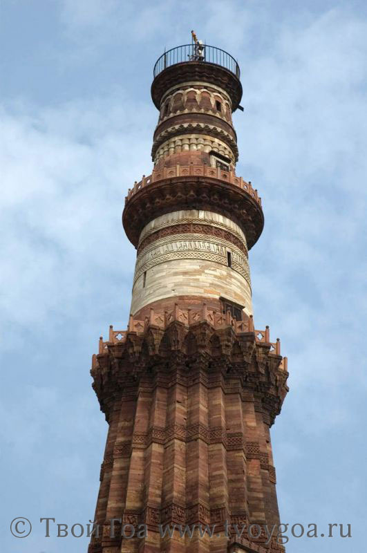 фото Дели и Агра_самая выокая башня Индии Кутуб Минар 73м