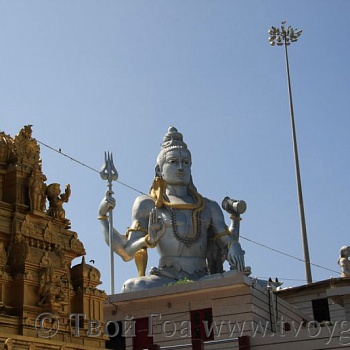 Бог Шива возвышается над золотым храмом