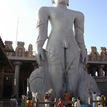  колоссальная монолитная статуя Гометашвара