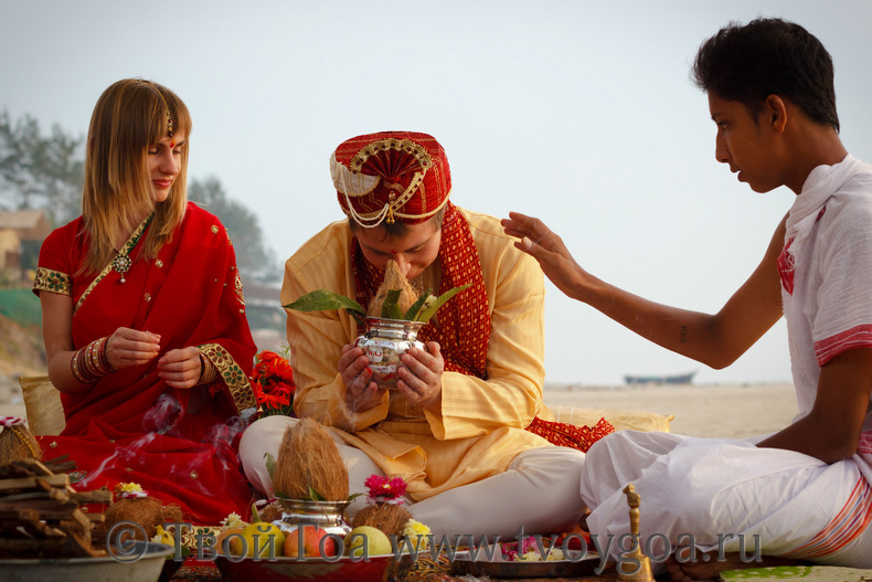 священнослужитель на индийской церемонии