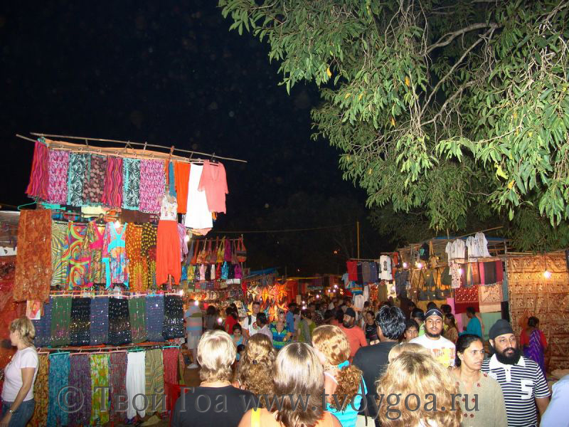 на ночном рынке в Арпоре царит буйство красок