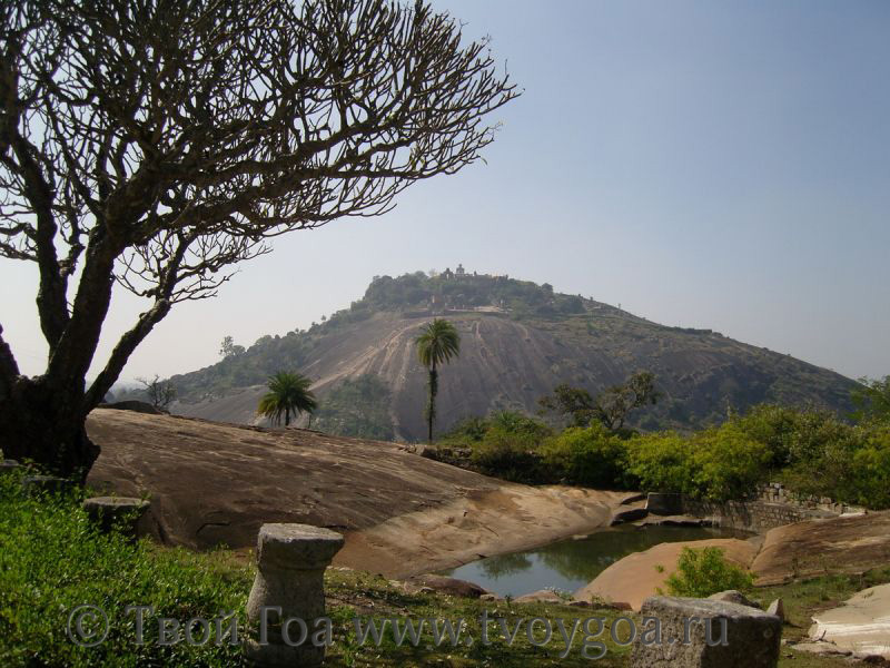 холм Виндхагири и джайнтские храмы на высоте 3350м в Шраванабелаголе
