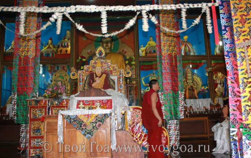 буддийский монах в храме