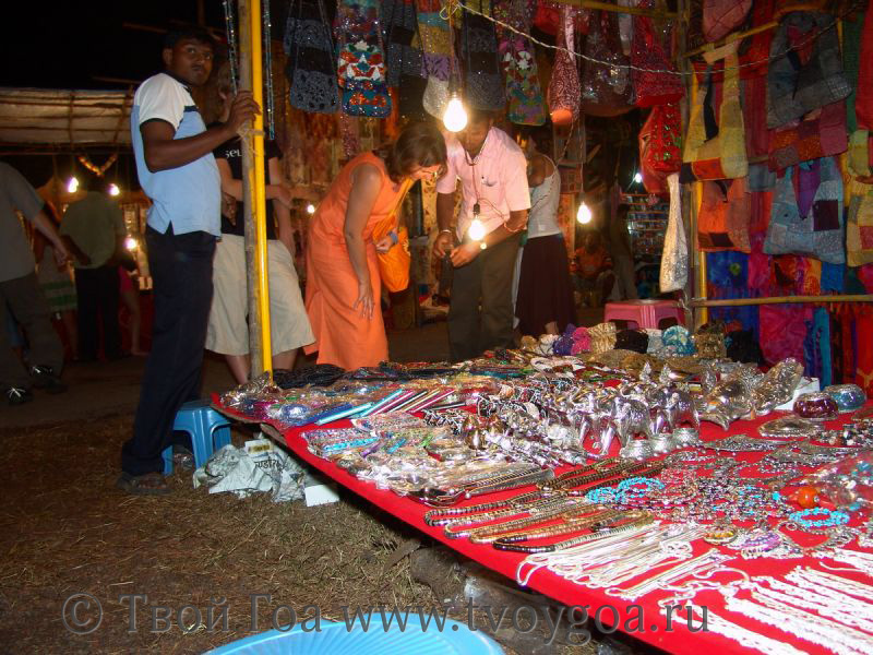 этнические изделия на ночном рынке в Арпоре