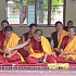 молодые монахи