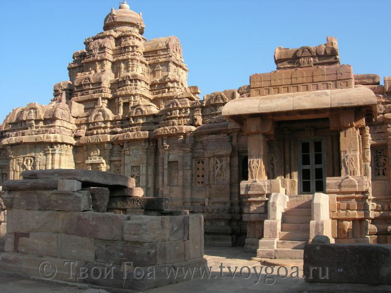 Храм Сангамешвара построен в дравидийском стиле
