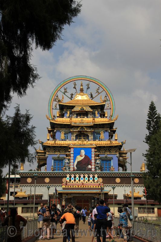 фото Тибетское поселение и золотой Будда_