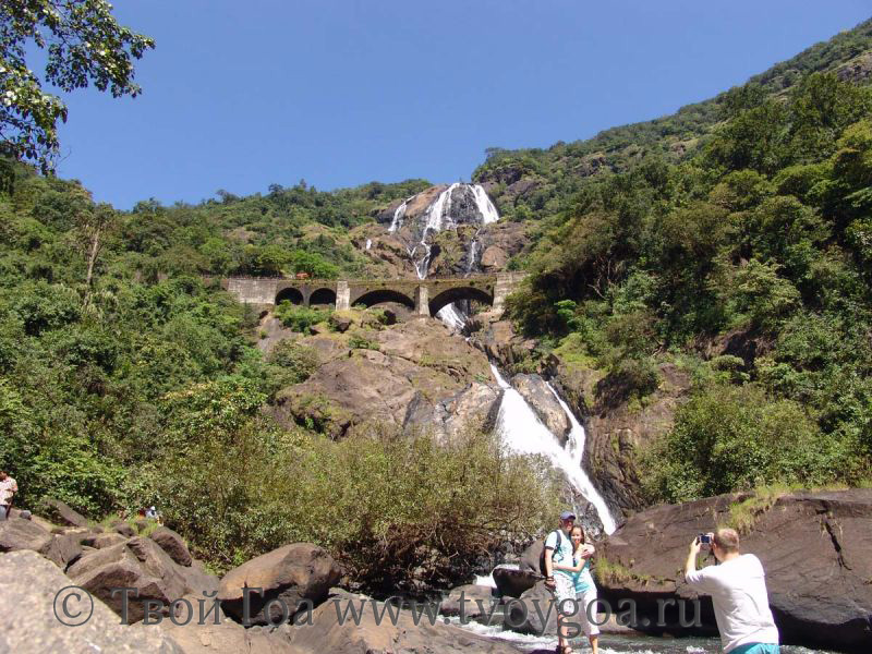 Конканская железная дорога проложена через водопад
