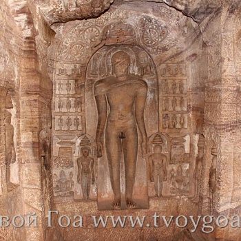 скульптура Адинатхи в молельне пещеры 4