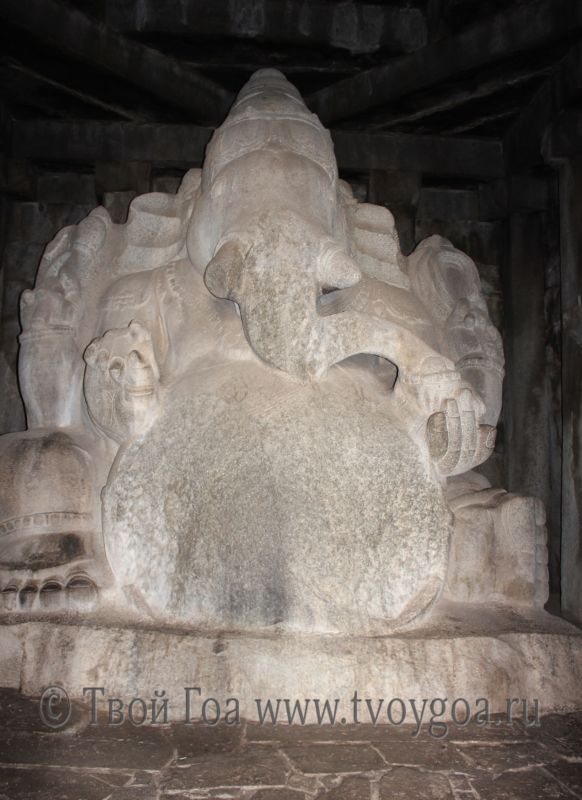 фото Хампи_огромный монолитный Ганеша-Kadalekalu Ganesha 4,5м высотой