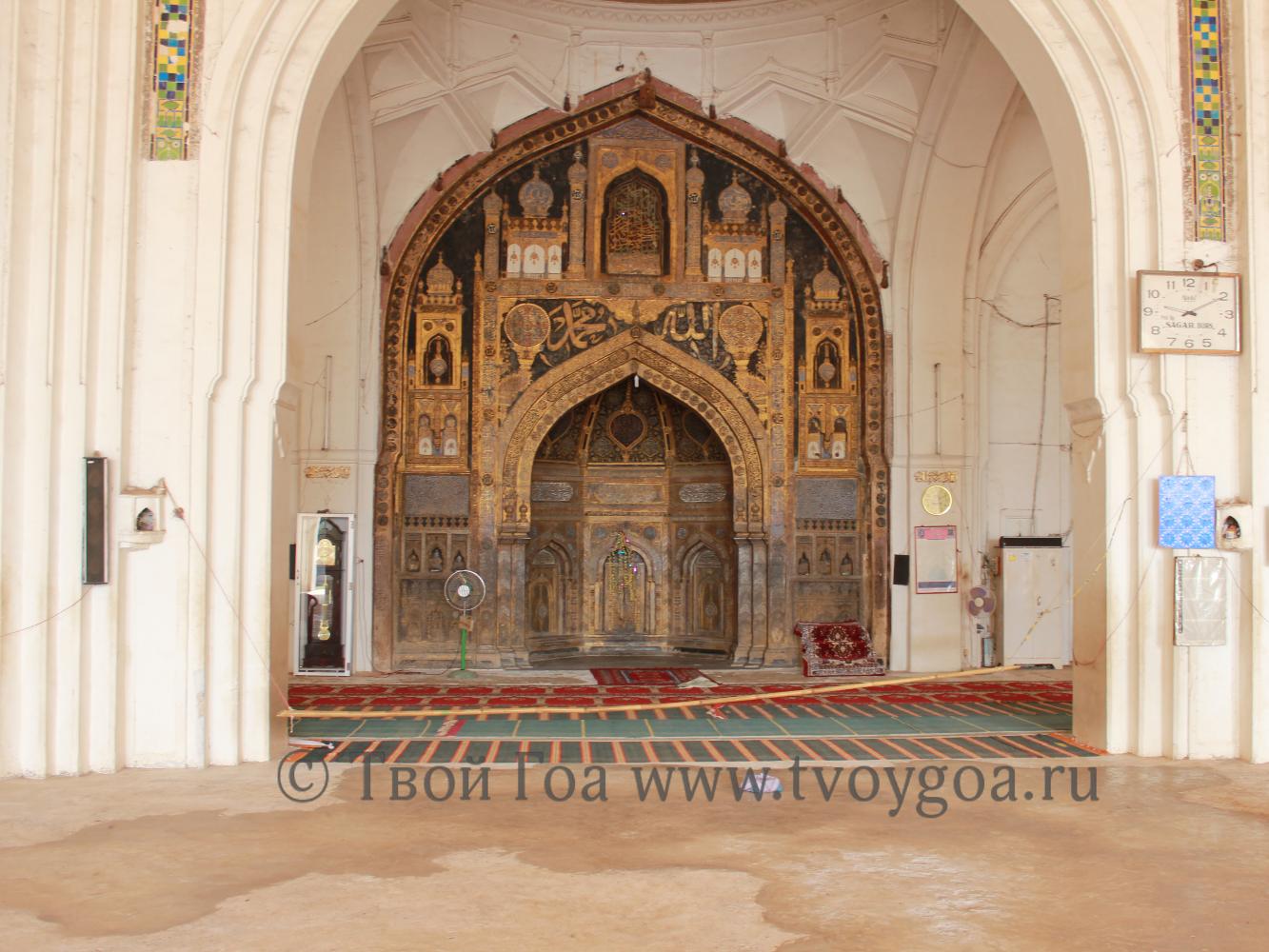 в мечети Джама Масджид храниться копия Карана, написанная золотом