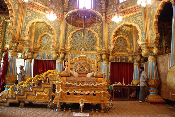 золотой трон
