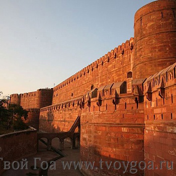 фото Дели и Агра_Красный форт в Агре построен в форме полумесяца