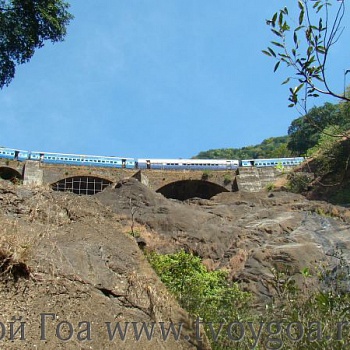 Конканская железная дорога и водопад Дудхсагар