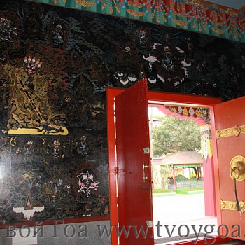 фото Тибетское поселение и золотой Будда_4