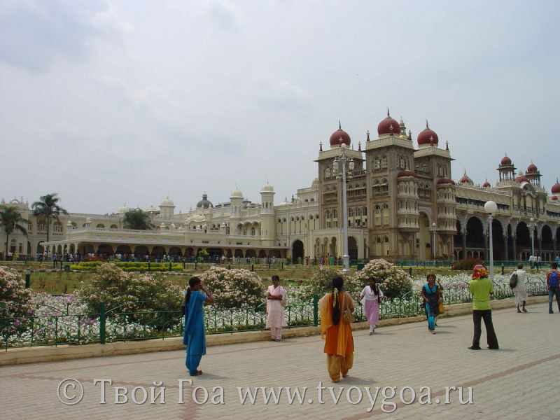 Дворец Махараджей утопает в цветах